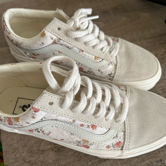 Vans only worn once - Picture 2 of 3